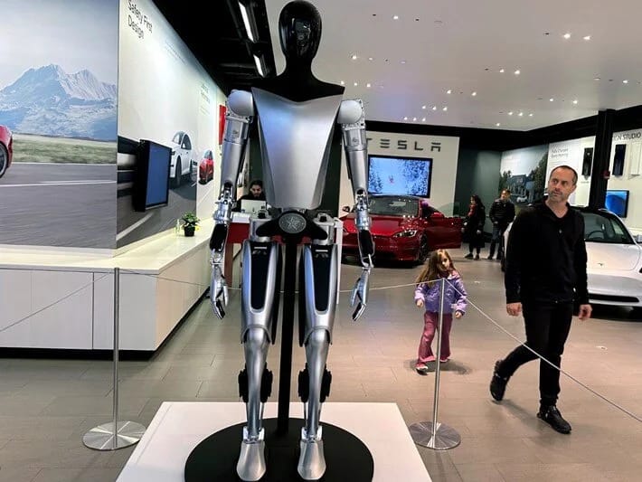 Teslanın robotu artıq ev işlərində kömək edir