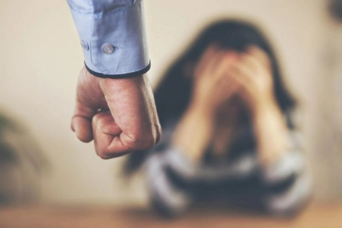 Abşeronda evə gec gələn kişi arvadının başında fincan sındırdı