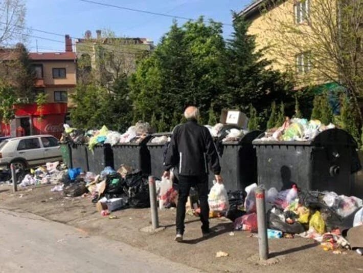 Kosovoda tətil: Küçələr zibillə doludur 