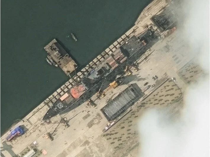 Şimali Koreyaya məxsus döyüş gəmisi sürüşmə yolundan düşüb