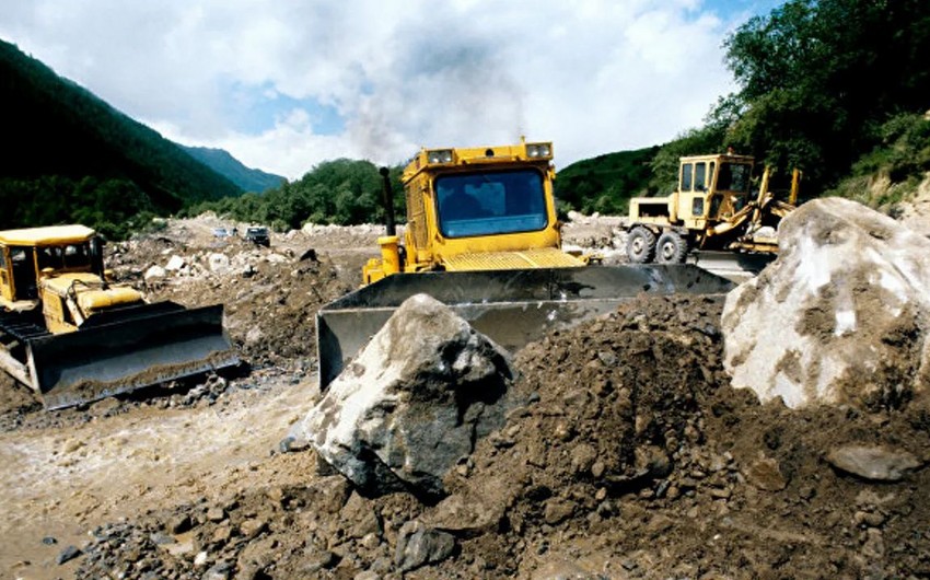 Çində torpaq sürüşməsi nəticəsində 19 nəfər dağıntılar altında qalıb