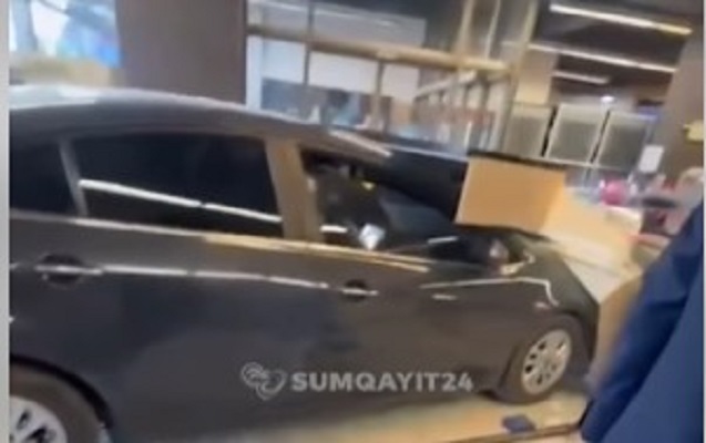 Sumqayıtda hadisə: Qadın sürücü qazla əyləcin yerini səhv saldı, marketə girdi - VİDEO