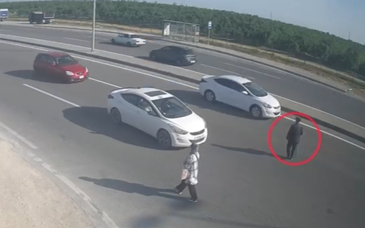 Qəzaya səbəb olan yaşlı kişi ölümdən son anda xilas oldu - VİDEO