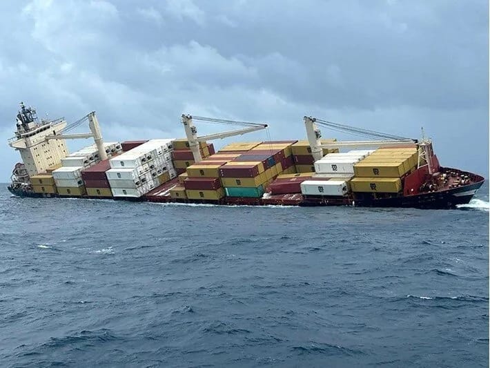 Konteyner gəmisi batdı, təhlükəli yük su altında qaldı