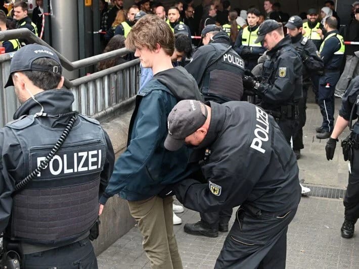 Hamburq qatar stansiyasında silahlar və kəsici alətlər axtarışı həyata keçirilib