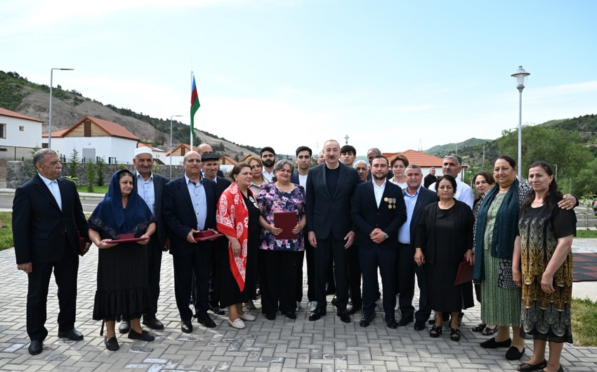 Prezident İlham Əliyev Laçının Bəylik kəndinə köçən sakinlərlə görüşüb, onlara evlərin açarlarını təqdim edib
