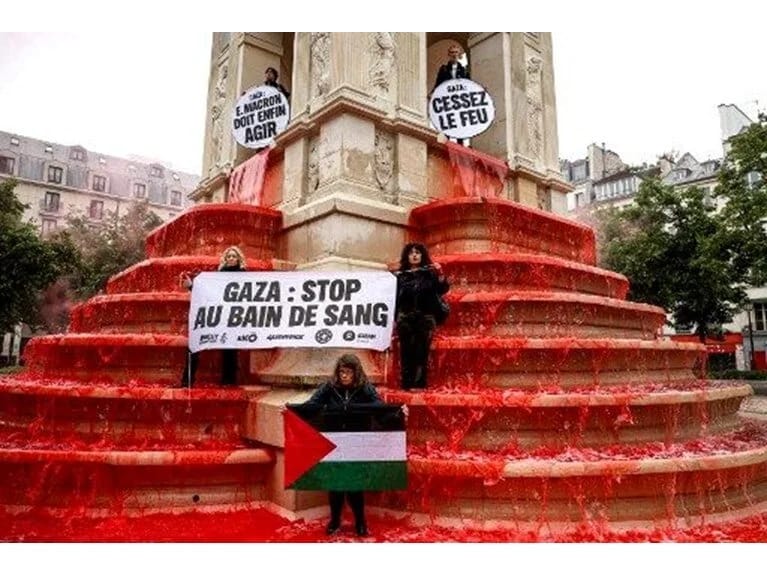 Günahsızlar Fəvvarəsi qırmızı rəngə boyandı: Qəzzada axan qanı dayandırın