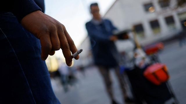 Fransada uşaqların olduğu yerlərdə siqaret çəkmək qadağan olundu