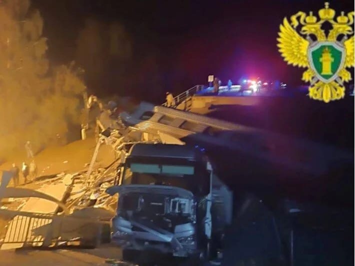 Rusiyada iki körpü uçub, qatarlar relsdən çıxıb: 7 nəfər ölüb