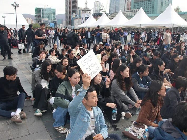 Baş Nazirin ailəsinin dəbdəbəli həyatı siyasi böhran yaradır