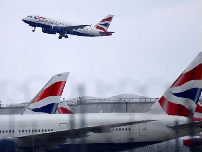 İtkin düşən stüardessa tualetdə çılpaq rəqs edərkən tapılıb