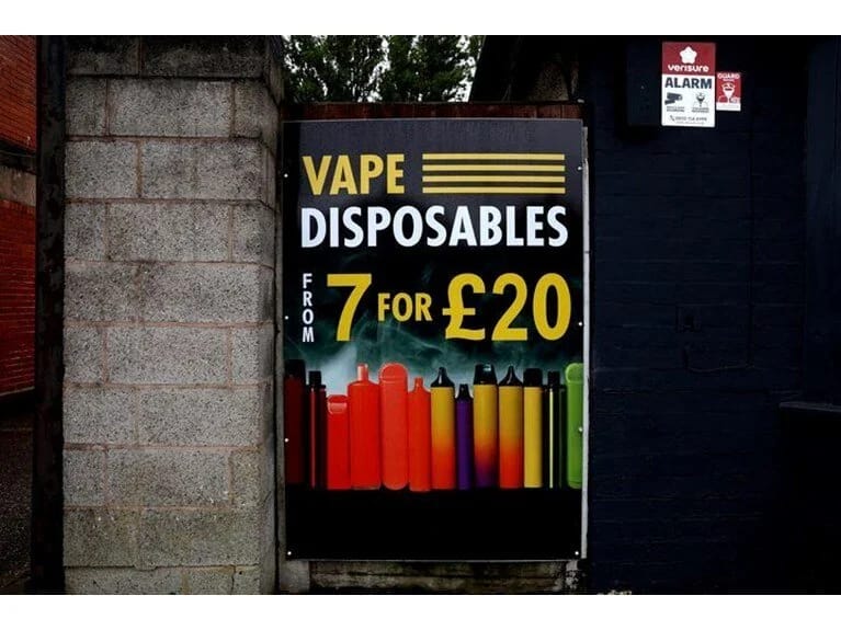 İngiltərə hökuməti birdəfəlik elektron siqaretləri qadağan etdi