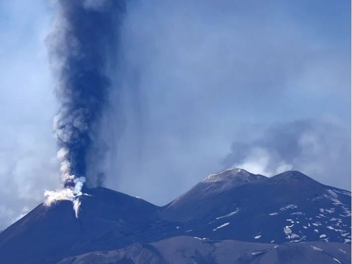 Etna dağı yenidən püskürüb