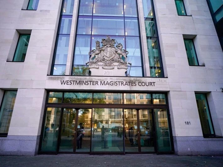 Türkiyənin Londondakı Baş Konsulluğu qarşısında Quranı yandıran şəxs cərimələnib