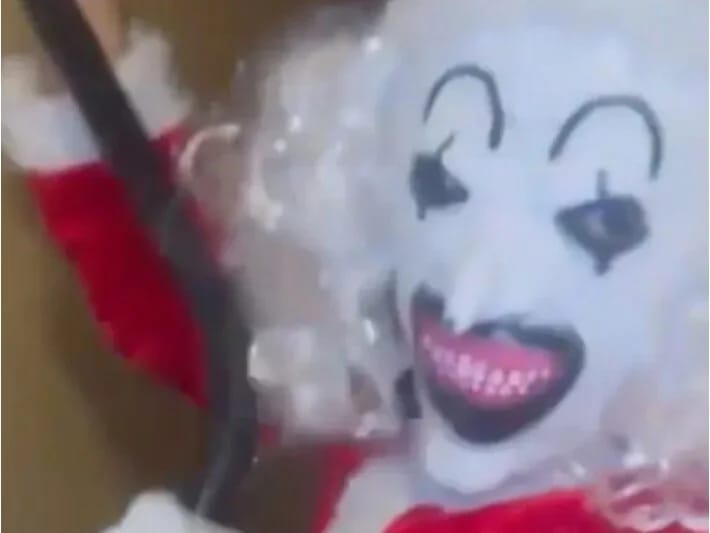 Şaxta baba kostyumu geyinib uşaqları kəmərlə döydü