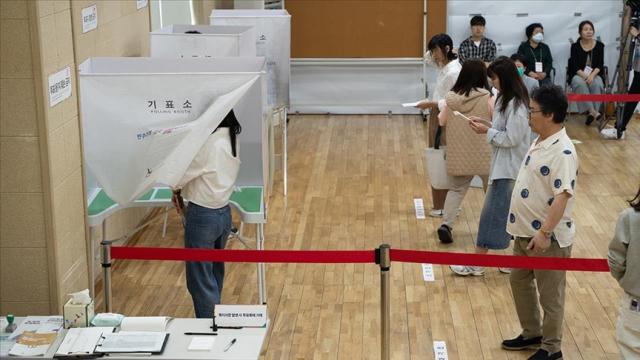Cənubi Koreya prezident seçkiləri üçün sandıq başına gedir