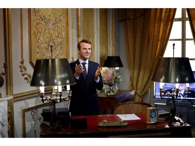 Makronun mum heykəli oğurlanıb