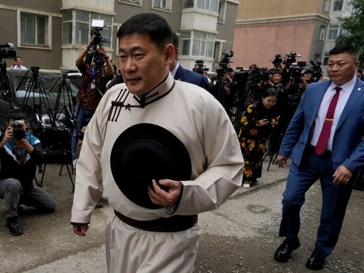 Oğlunun dəbdəbəli həyatına görə Monqolustan baş naziri istefa verdi