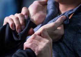 Sosial yardımı kəsilən ailə DSMF əməkdaşlarına hücum etdi