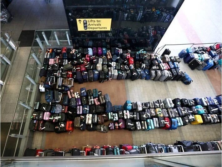 Hava limanında dəhşət: 2 yaşlı uşaq baqaj karuselində itdi