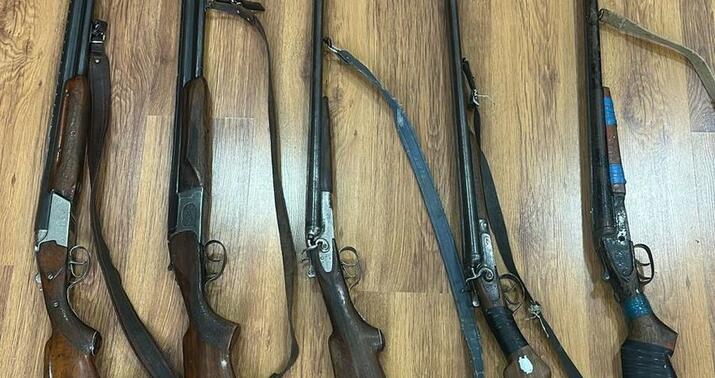 Şirvanda qanunsuz saxlanılan silahlar polisə təhvil verilib