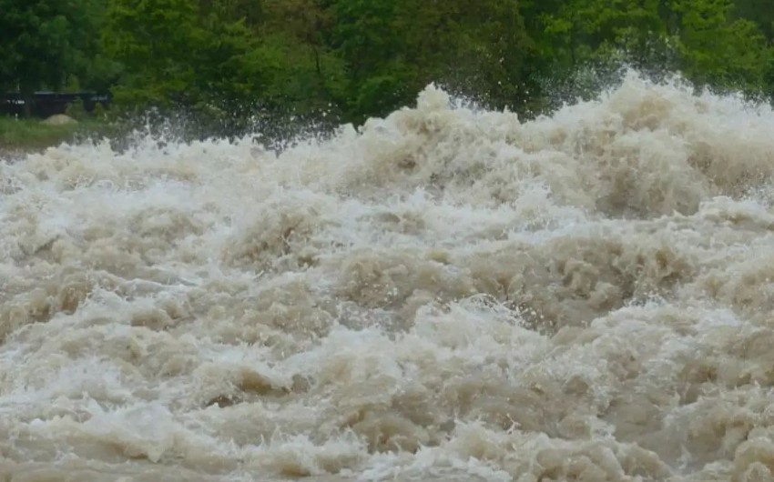 Zəyəmçaydan sel keçir