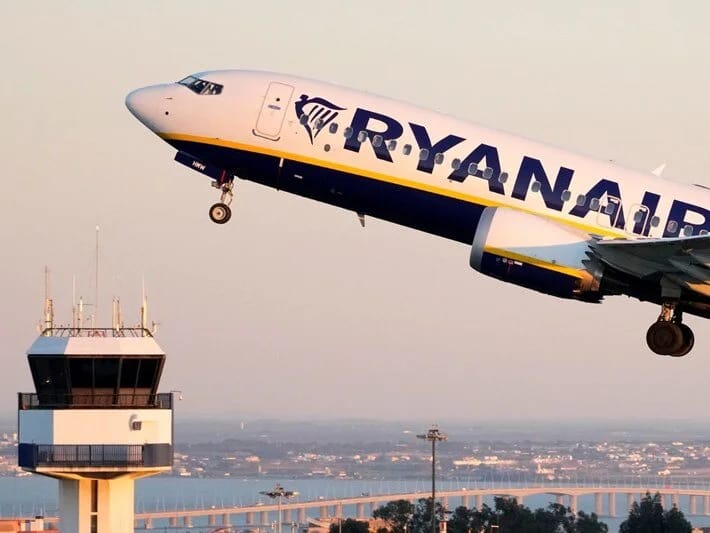 Almaniyada təyyarə təcili eniş edib: 9 nəfər yaralanıb