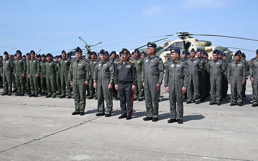 Zakir Həsənov hərbi hissələrdə xidməti döyüş fəaliyyəti ilə maraqlanıb