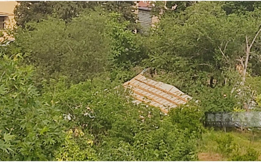 Qazaxda güclü külək binanın dam örtüyünü uçurub