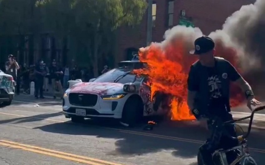 Los-Ancelesdə etiraz aksiyaları zamanı iki polis əməkdaşı yaralanıb
