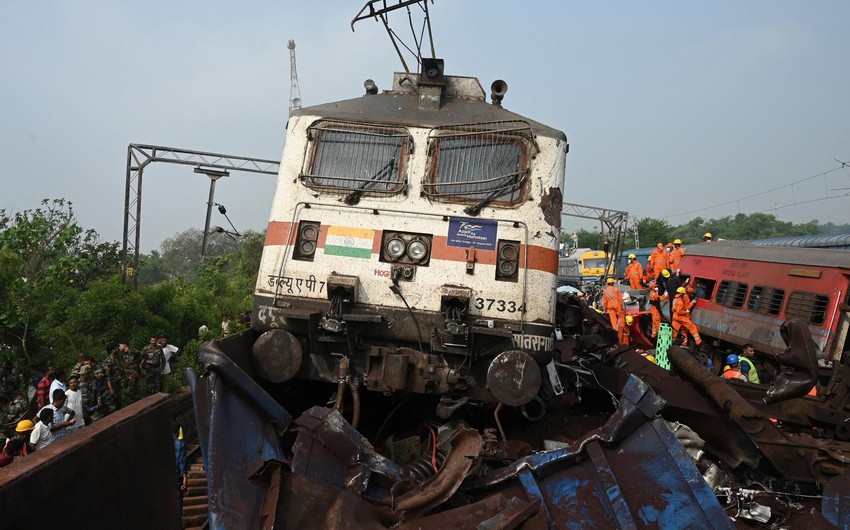 Hindistanda ən azı beş nəfər hərəkətdə olan qatardan yıxılaraq ölüb