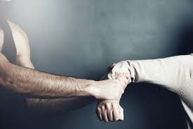 Salyanda qızı qaçıranlar onun atasının başını yardılar