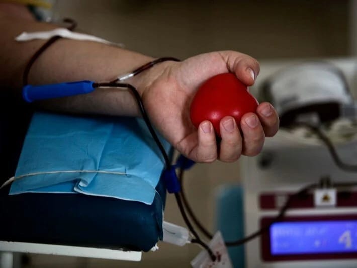 Yunanıstanda qanköçürmə qalmaqalı: İstintaq başladıldı