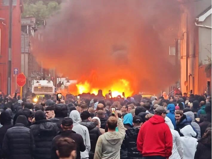 Şimali İrlandiyada seksual təcavüz etirazı: Evlər yandı