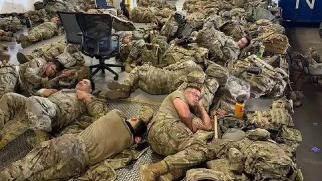 Kaliforniya qubernatoru Newsom: Əsgərlərinizi bura yanacaq, yemək və su olmadan göndərdiniz