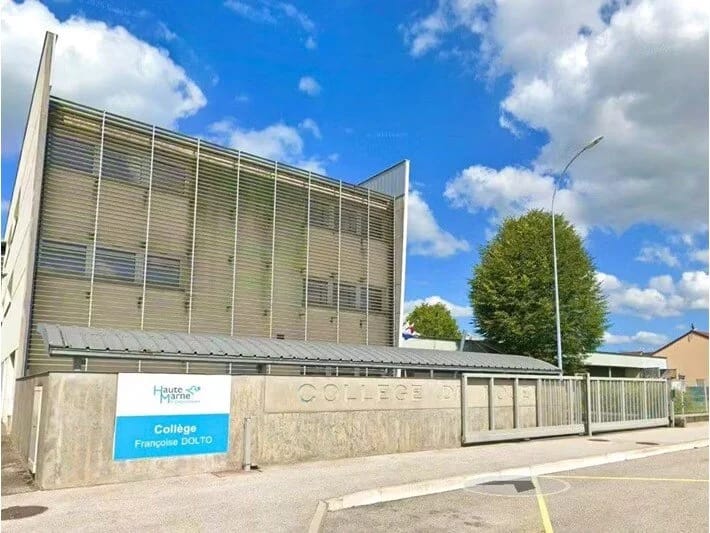 Tələbə çantasında axtarış aparan müəllimi bıçaqlayaraq öldürüb