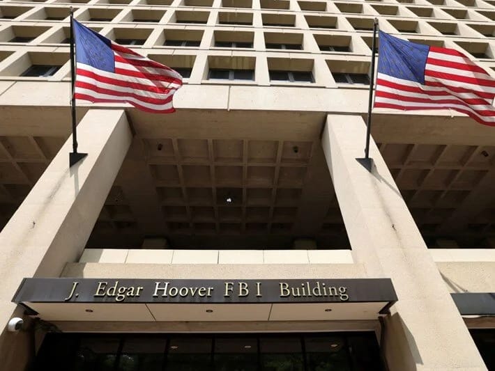 FTB direktoru işdən çox gecə klublarına getdiyini deyən jurnalisti məhkəməyə verdi