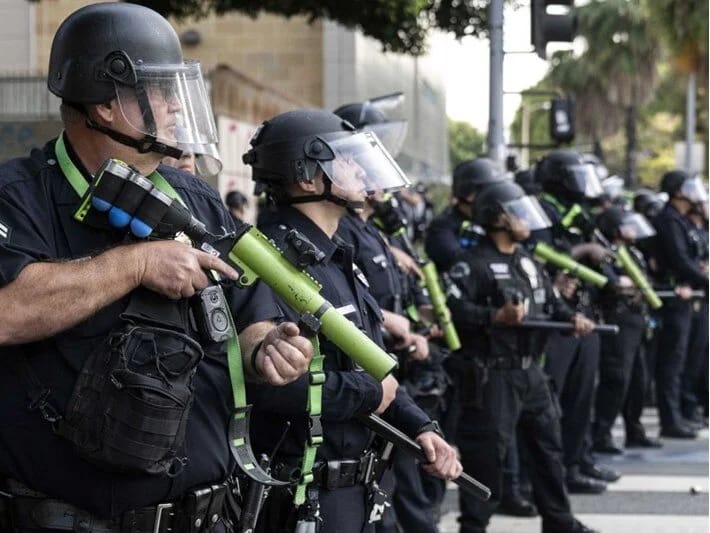 Tramp bayraq yandıranlara həbs cəzası tələb edir