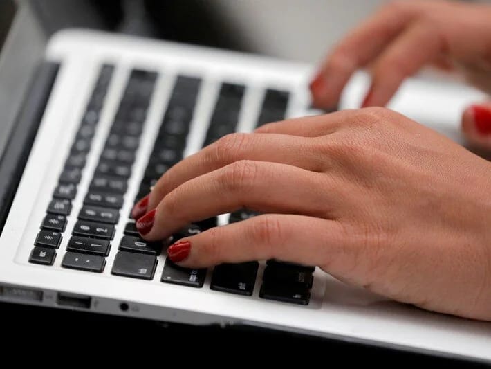 Noutbuk mikrofonlarında böyük təhlükə: Bağlı olduqda belə dinləyə bilir 