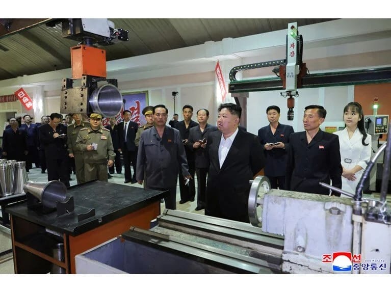 Şimali Koreya yeraltı raketlər istehsal edir