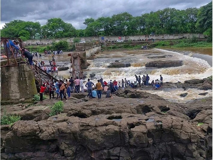 Hindistanda körpü uçdu: 6 nəfər ölüb, 25 nəfər su altında qalıb 