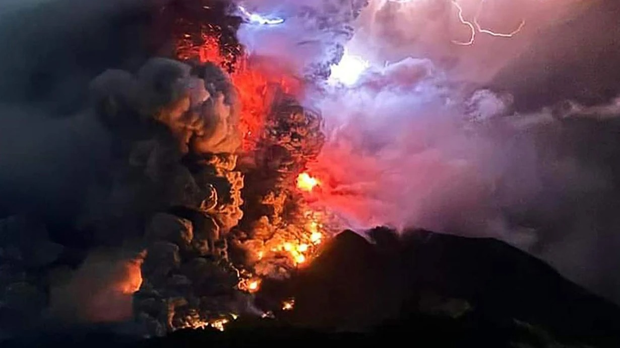 İndoneziyada vulkan püskürdü: Beynəlxalq uçuşlar ləğv edildi