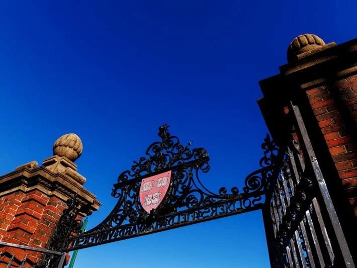 Trampın Harvardda əcnəbi tələbələrə qadağası dayandırılıb