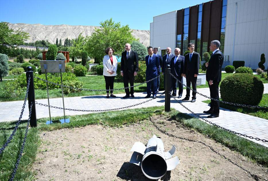 Prezident Vətən müharibəsi zamanı Ermənistan tərəfindən “Azərbaycan” İES-ə atılan raketin düşdüyü əraziyə baxıb - FOTO