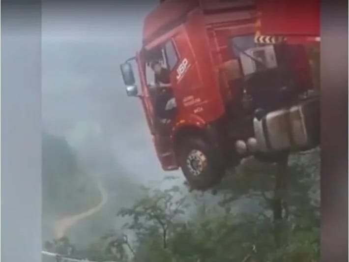 Yük maşını sürücüsü çökən körpüdən asılı qaldı