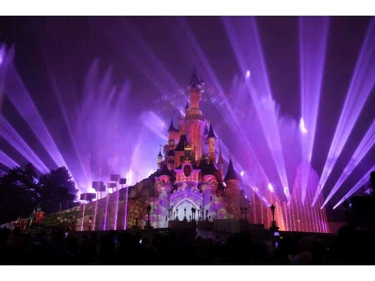 Disneyland-də saxta toy təşkil etdilər