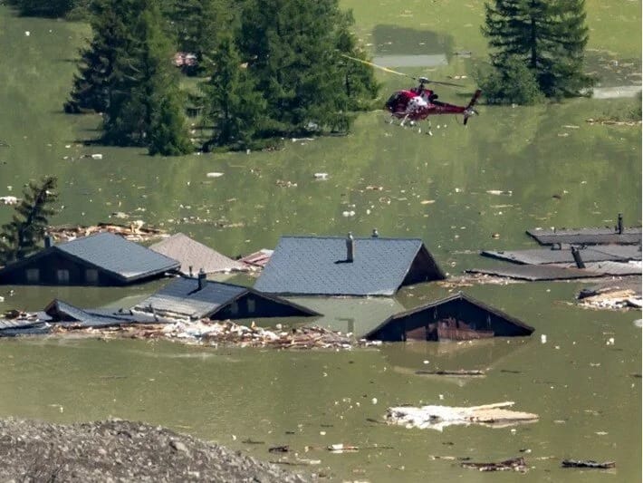 Çökmüş buzlaq bir kəndi uddu