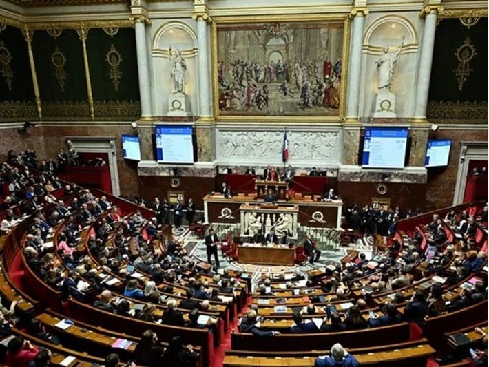 Fransada parlamentin tavanında su sızması: Sessiya dayandırılıb