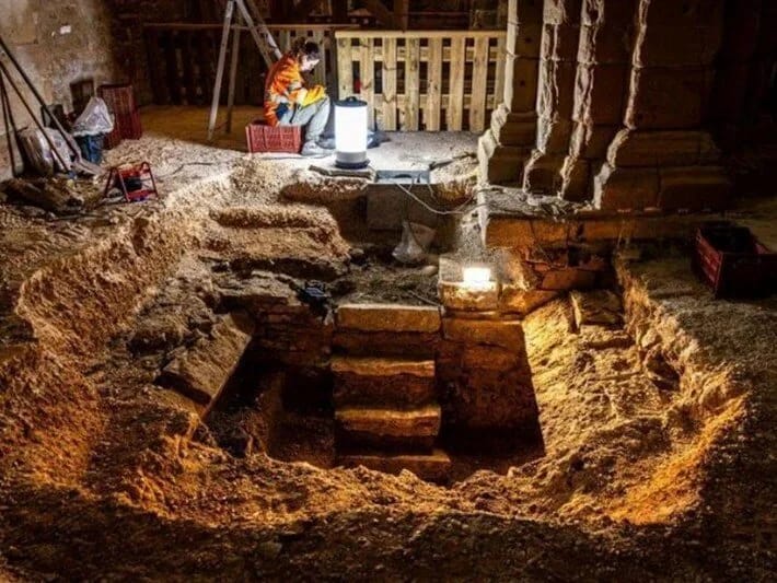 Unudulmuş pilləkən 400 illik möhürlənmiş məqbərəni ortaya çıxardı