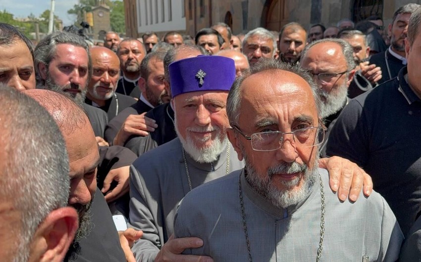 İrəvan məhkəməsi arxiyepiskop Mikael Acapaxyanı həbs edib